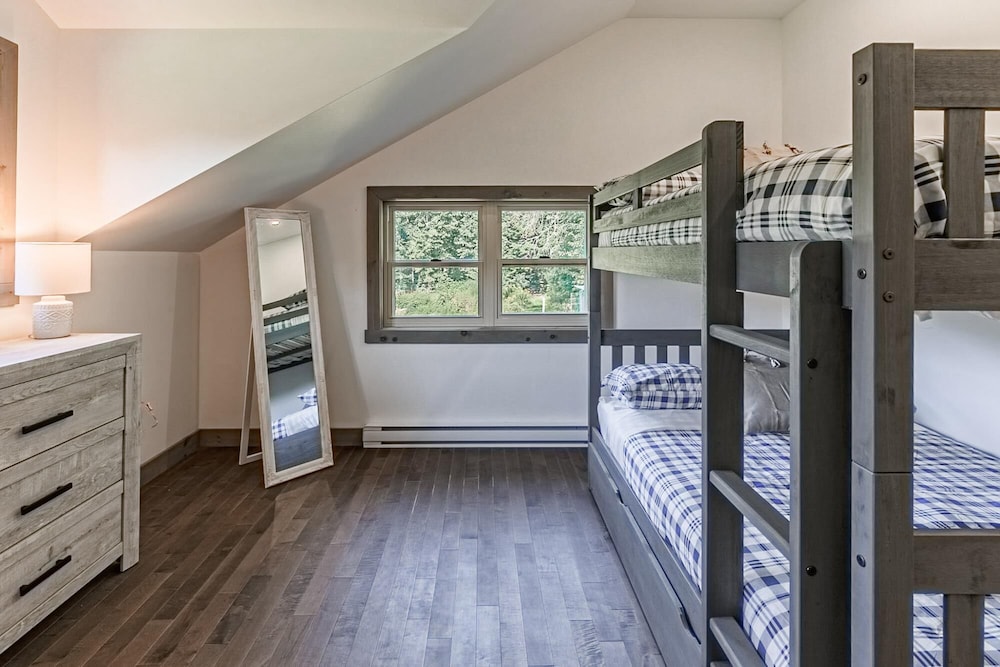The Corzo - Modern Farmhouse With hot tub