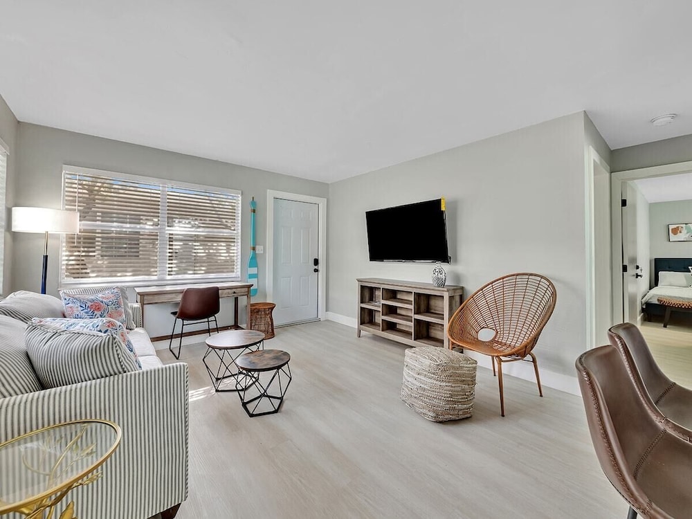 Beachside 1BR Apt Walk to Hollywood & Dania Beach