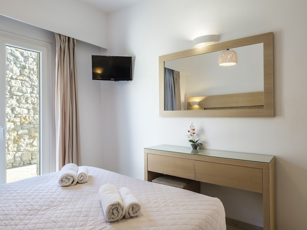 Evi Suites & Villas