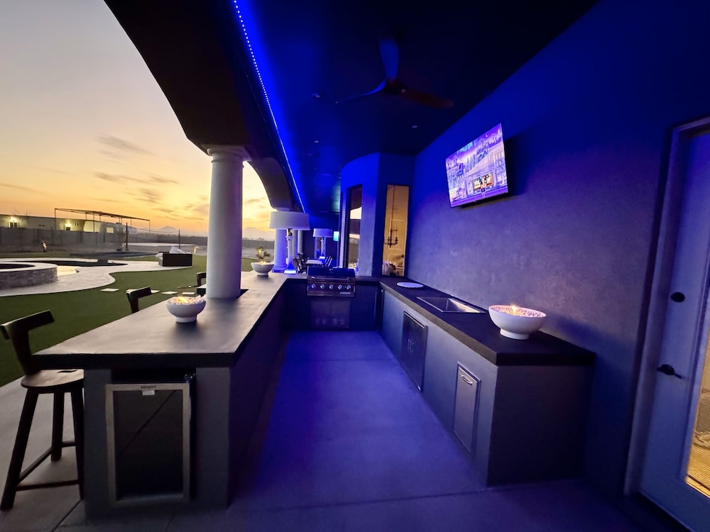 Luxury Home With Slide Pool/spa/movie Theatre 5 Bedroom Home