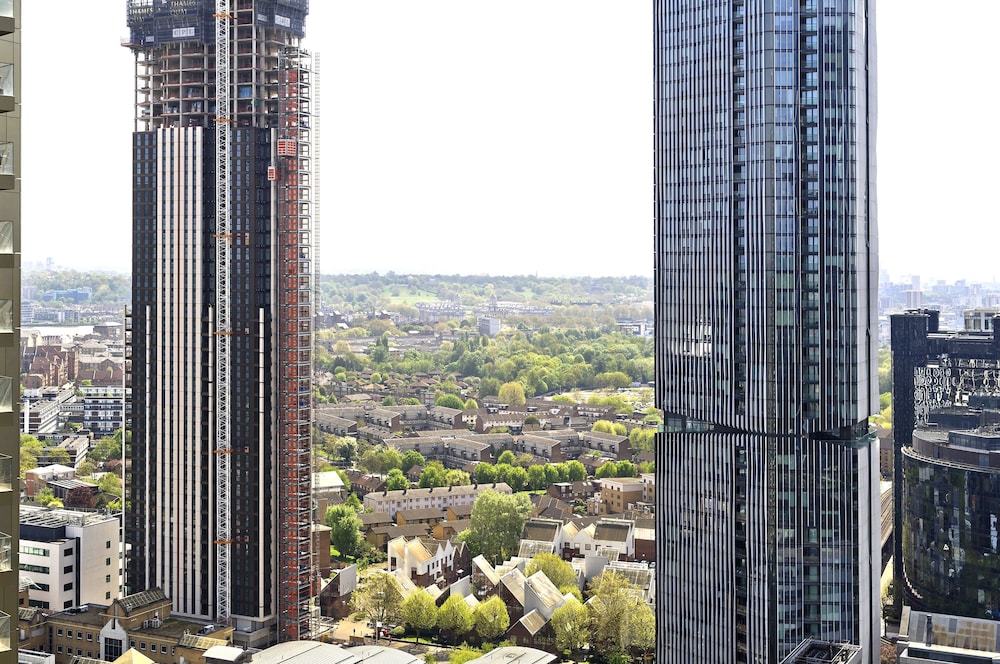 Luxury Waterfront Studio in Canary Wharf by Underthedoormat