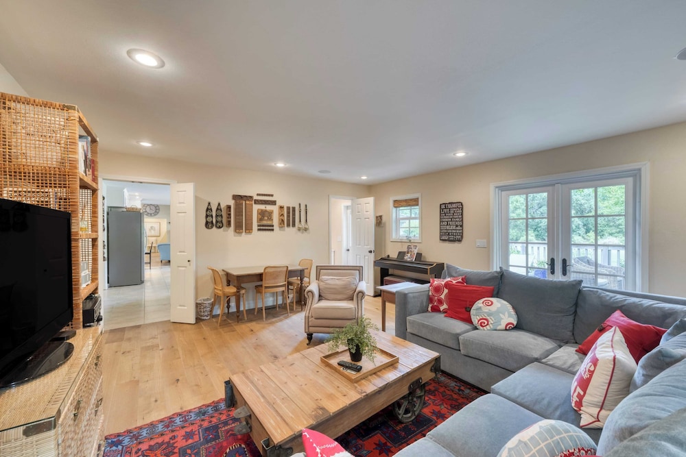 Glen Ellen Escape 5BR Retreat w/ Pool, Hot Tub, Hammocks & Vineyard Views