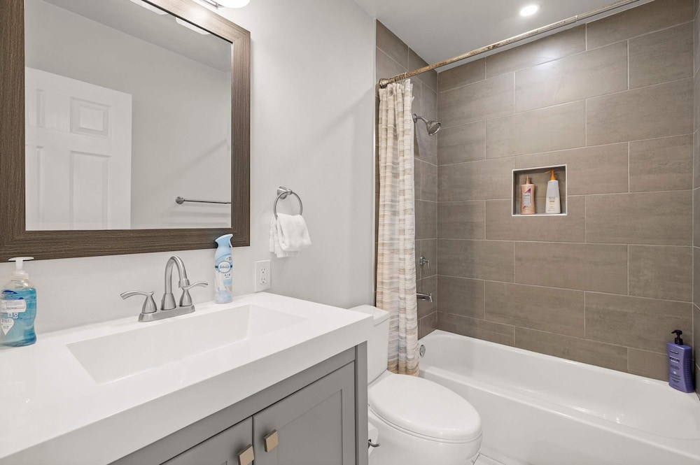 Newly Remodeled 2b2b APT Near Pasadena Old Town