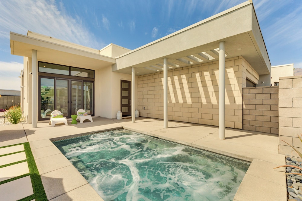 Desert Oasis in Palm Springs w/ Resort-style Perks