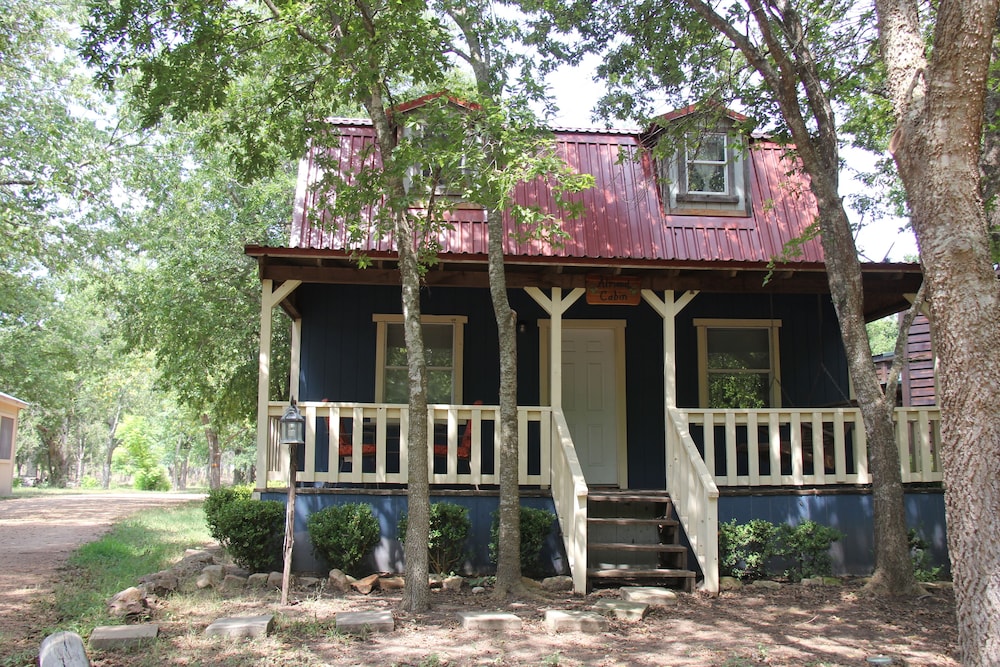 Mendelbaum Winery Guest Cabins