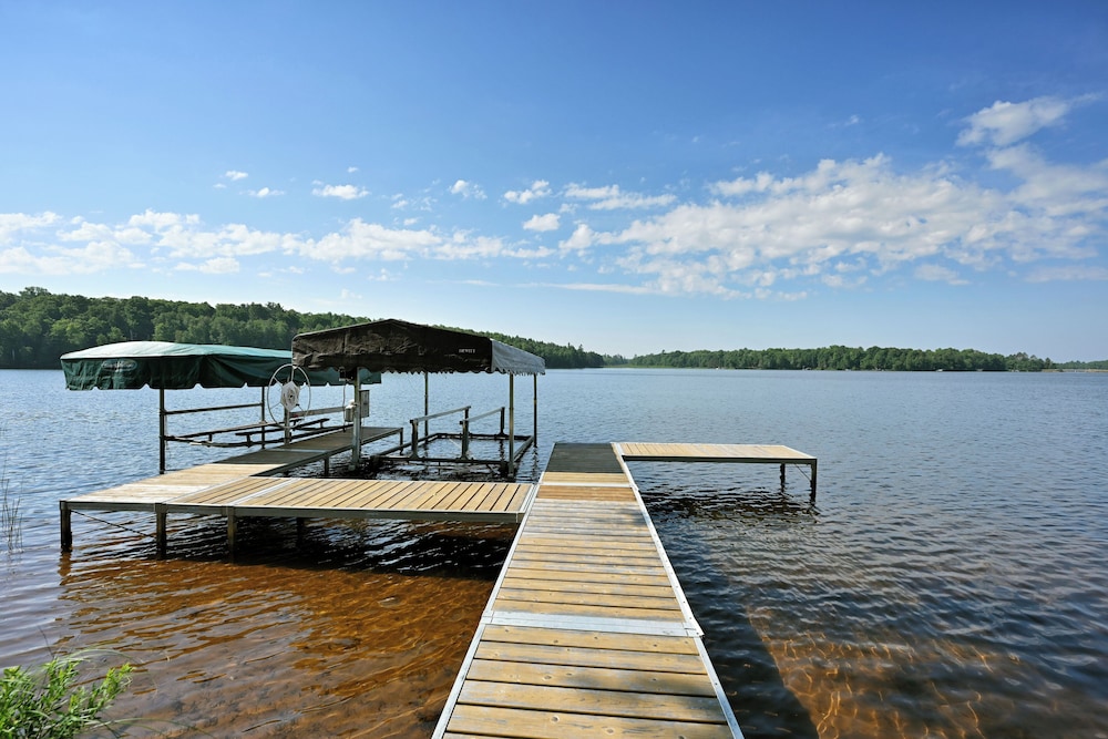Modern Lakehouse Retreat on Lake Namakagon With Private Hot Tub
