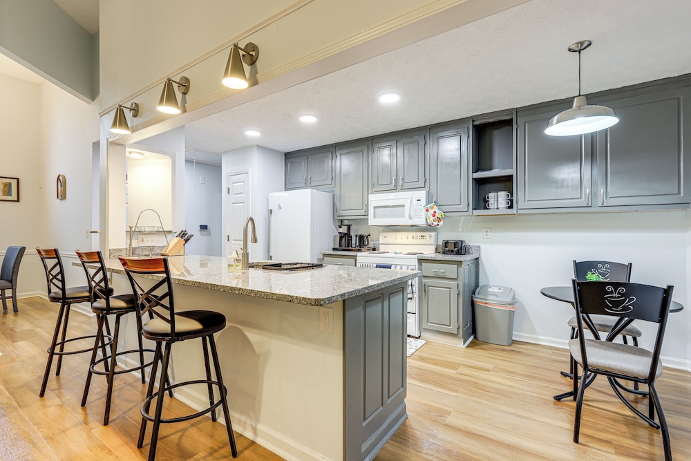 7 Mi to Dtwn Covington: Bright Home w/ Deck & Yard