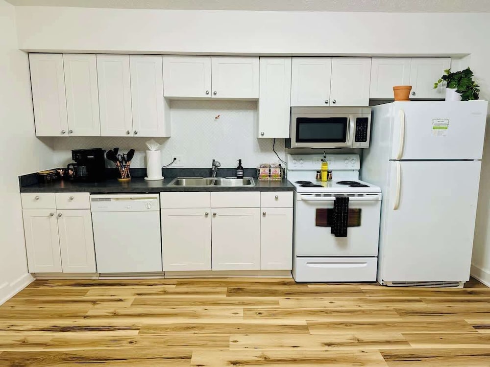 Jungle House Downtown Columbus – Modern Boutique Suites