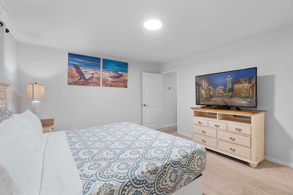 4BR Townhome With Pool at Storey Lake