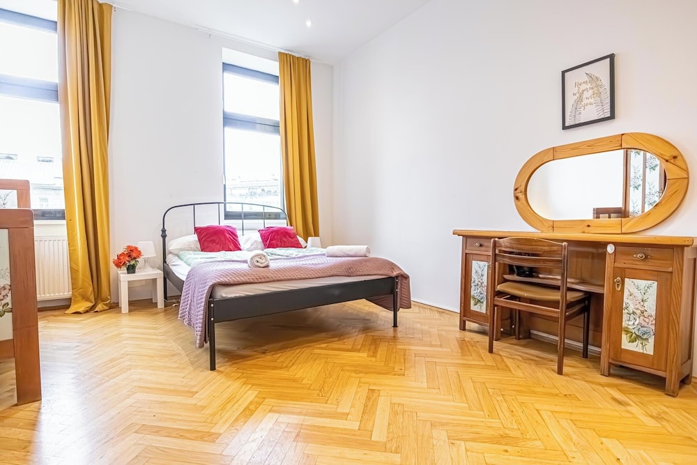 Cozy 4BR Apt Garden Close to Danube