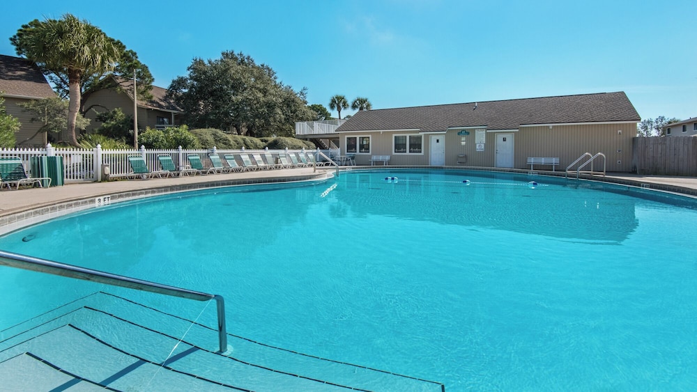 Sleeps 8 w/ Resort Pools, Tennis, Golf & Beach Access + Attraction Tickets!