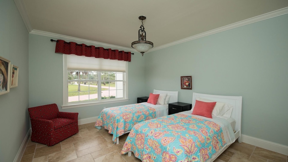 Solterra Vacation Rental: Luxury 3-BR Condo with Lake & Golf Views. Access to Luxury Pool, Hot Tub, and Golf Courses at Lely Resort. Close to Naples Beache