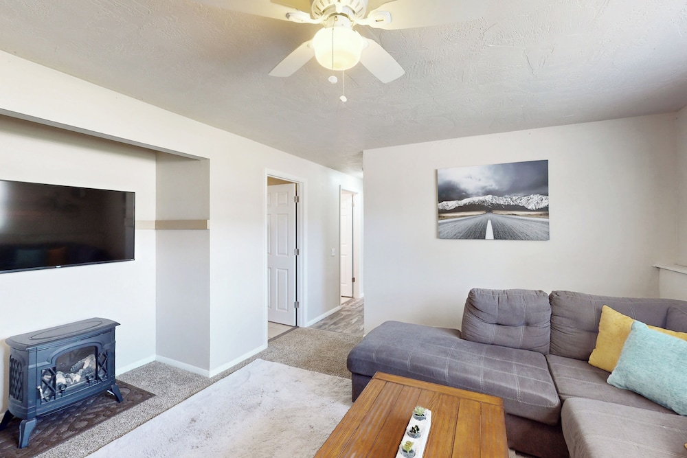 4BR Home w/ W & D, Private Backyard