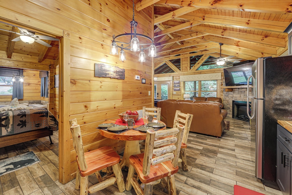 1 Mi to Dtwn Gatlinburg: Hot Tub Haven in Smokies!
