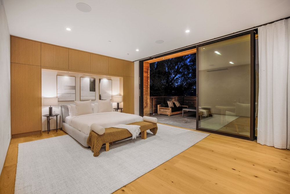 Oak Pass Manor: Indoor-outdoor Luxury With Pool, Sauna & Panoramic Views