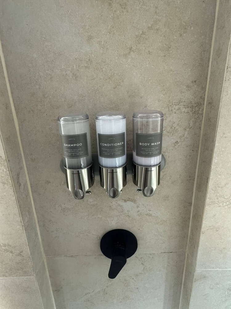 Stylish 1BR Getaway, Jacuzzi, Fireplace, Gym and AC