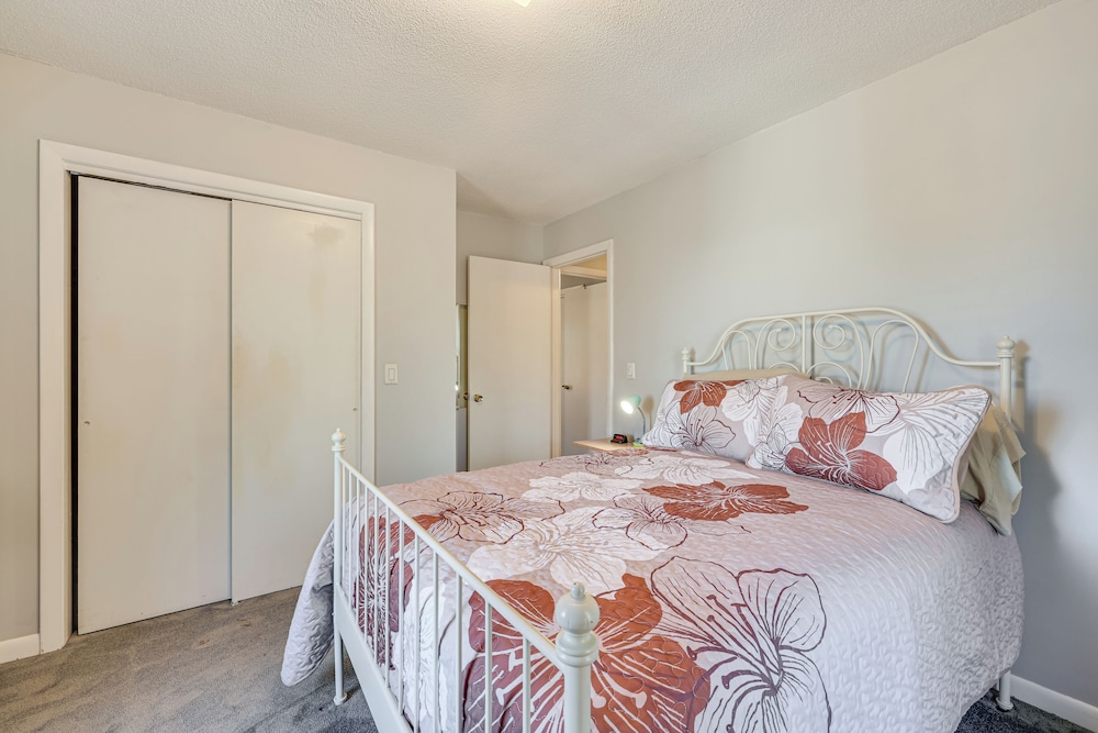 Pool, Deck & Grill: Spacious Apt in Naugatuck!
