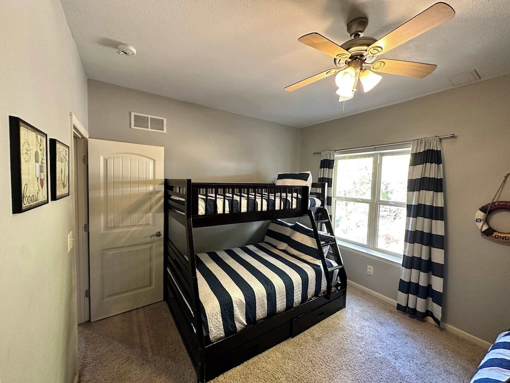 Lake It Easy - Waterfront Getaway With 7 Bedrooms!