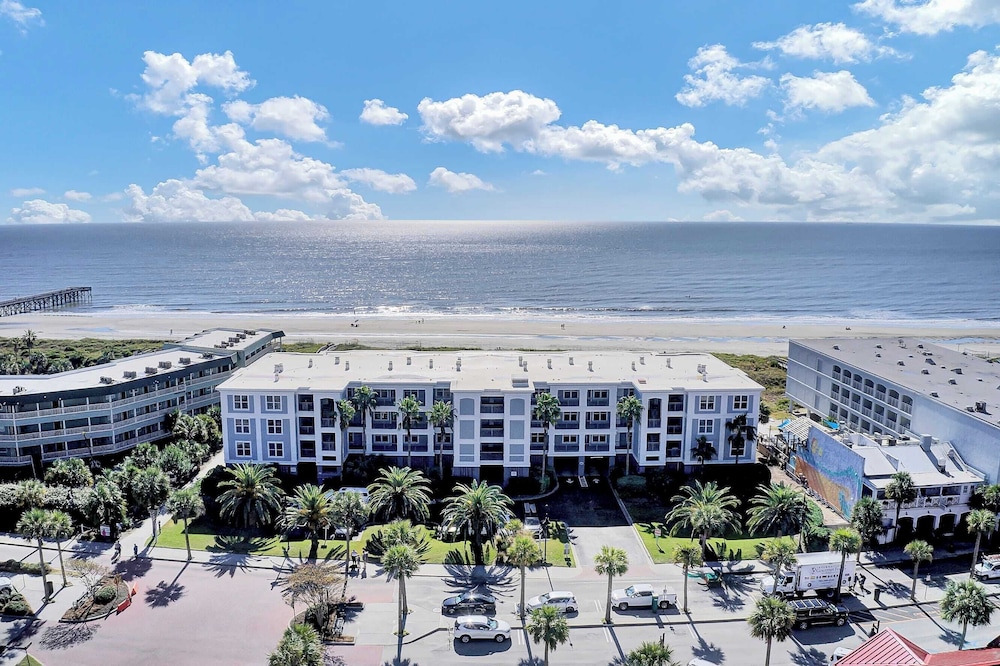 Beachfront 3bdr Condo w/ Pool & Deck Ocean Views Ocean Blvd #102 by Avantstay