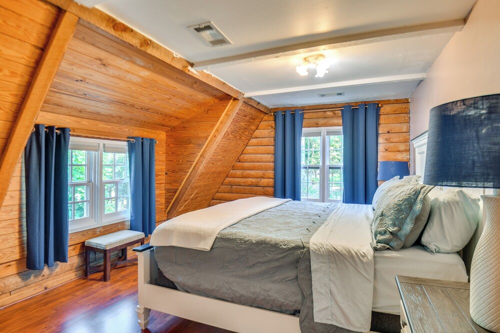 Waterfront Cabin on Lake Sinclair w/ Private Dock!