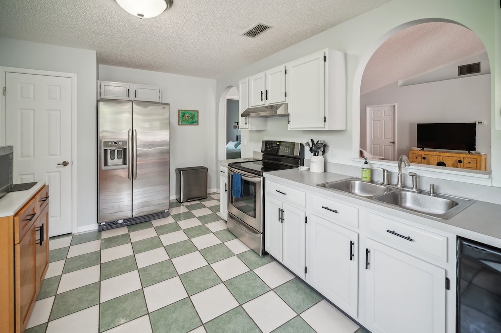 Pondside Perch - Your Waterfront Retreat 3 Bedroom Home