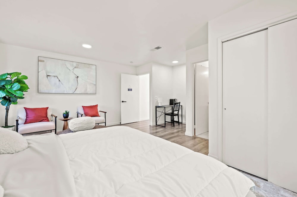 Near Dtla Gem Stylish Private Suite w King bed