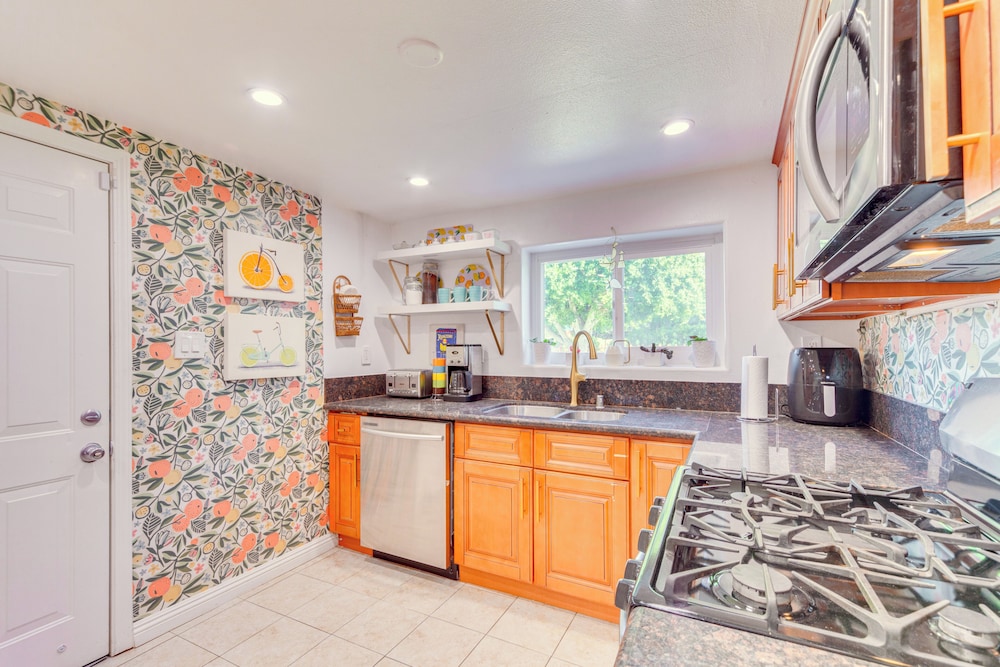 2 Mi to Dtwn: Vintage-inspired Gem in Palm Springs