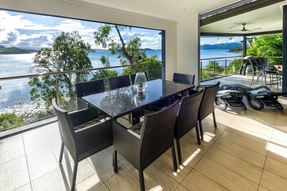 Villa 2 The Edge Oceanfront Deluxe 4 Bedroom Near Marina With Golf Buggy
