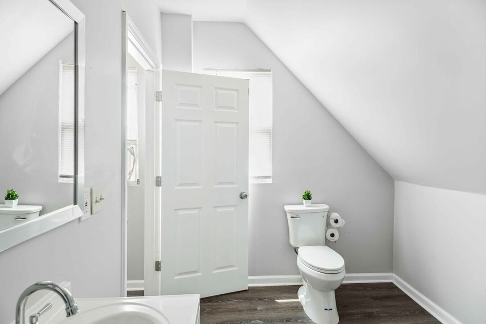 Chic Haven Stylish 2BR Oasis in Lansing detroit