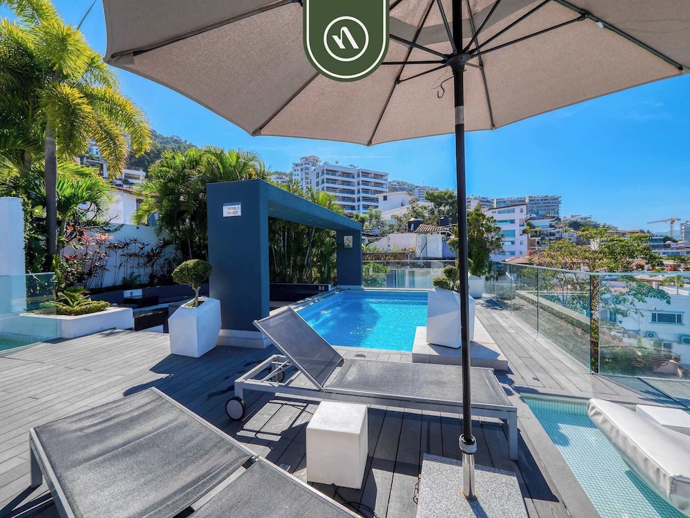 Stunning 2 BR Condo in Romantic Zone - Pool