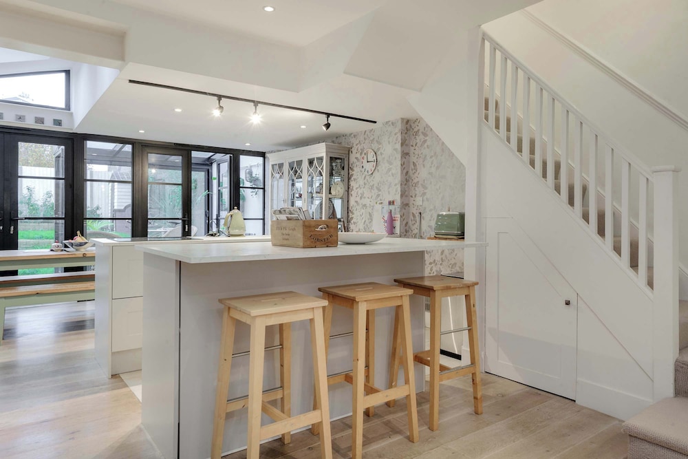 3 bed Home in Battersea With Garden