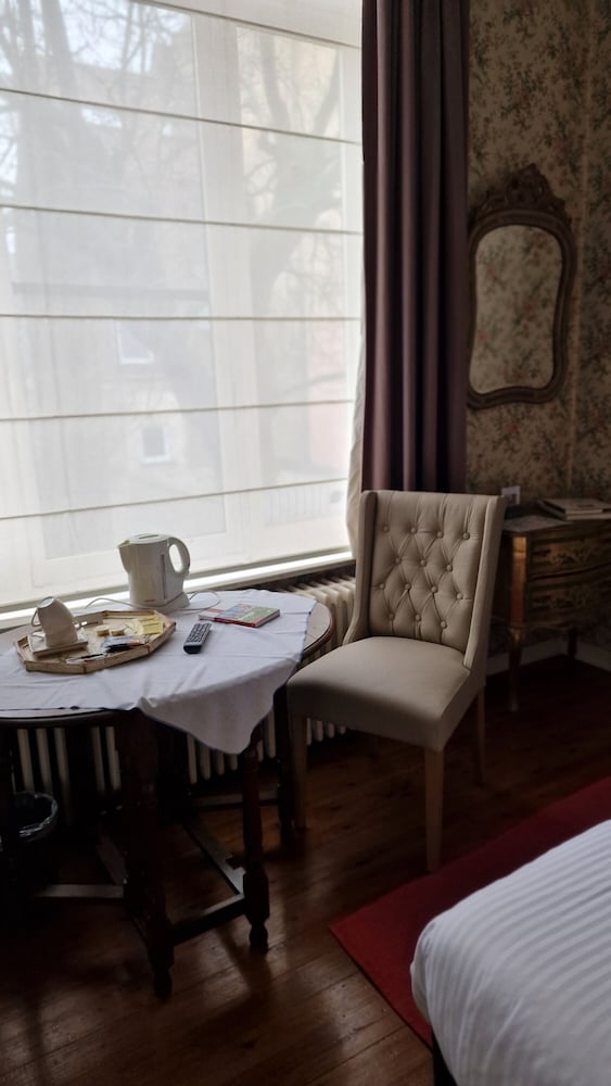 Fine Fleur Bed & Breakfast