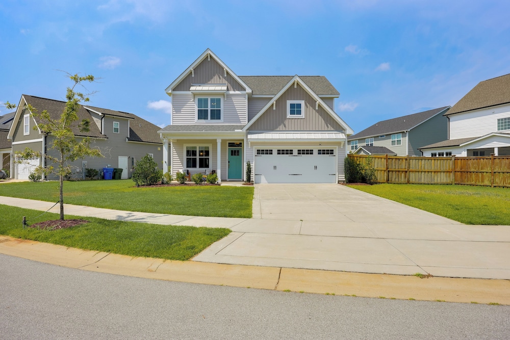 Spacious Home w/ Screened Patio in Wilmington!