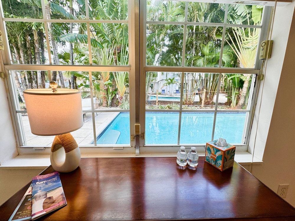 Islands Inn on the Drive - Poolside Paradise - Queen Bed - B2