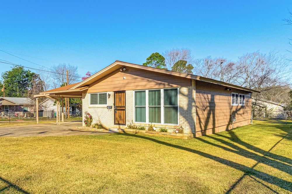 6 Mi to Dtwn: Charming Home in Little Rock