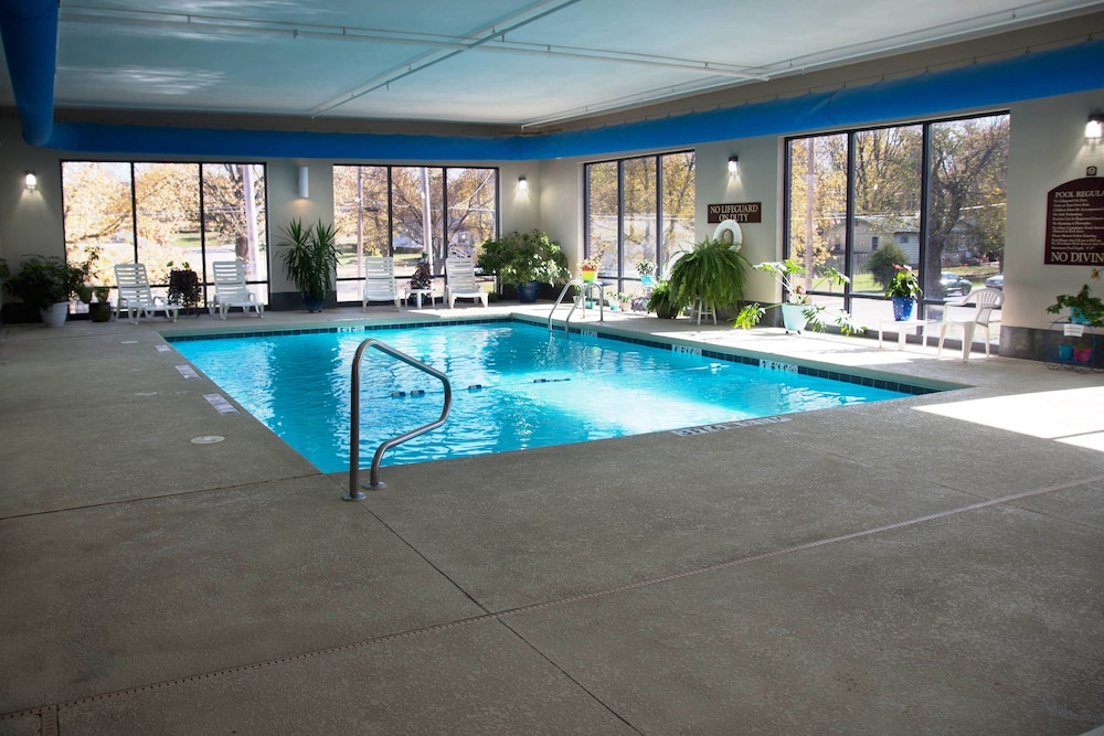 Crossroads Inn And Suites