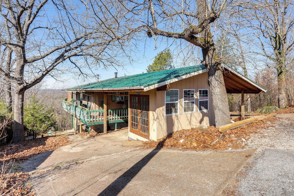 'the Treehouse' in Cherokee Village: Deck & Views