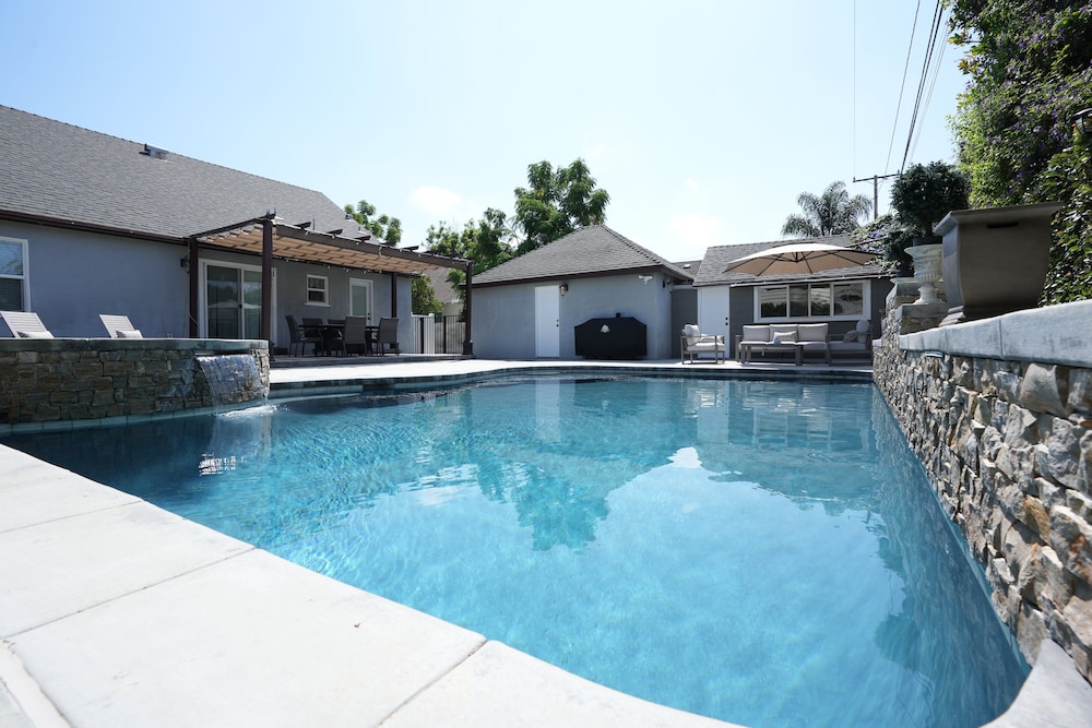 Designer decorated 6 bedroom 4 bath pool home