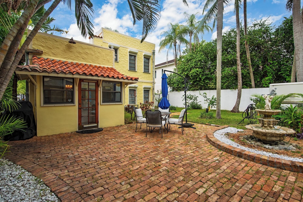 Las Olas Oasis by Avantstay Minutes to the Beach + Hot Tub view 3
