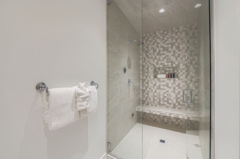Old Town Luxe Retreat-walk To Main. Hottub-casita 173 4 Bedroom Home