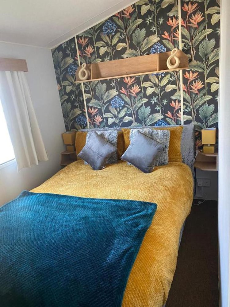 Sleeps 6, Gym, Entertainment, Pool, Beach view 3
