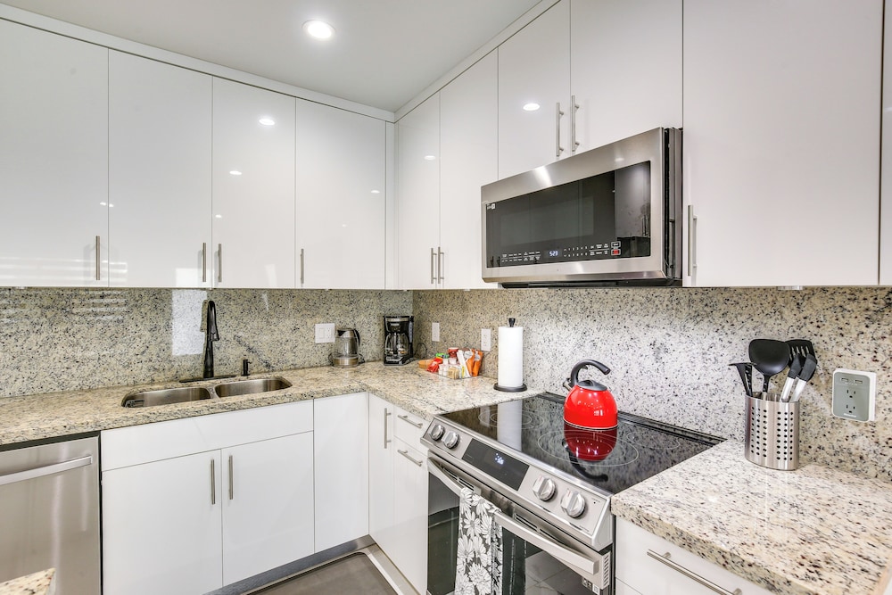 Chic North Miami House ~ 7 Mi to Hard Rock Stadium
