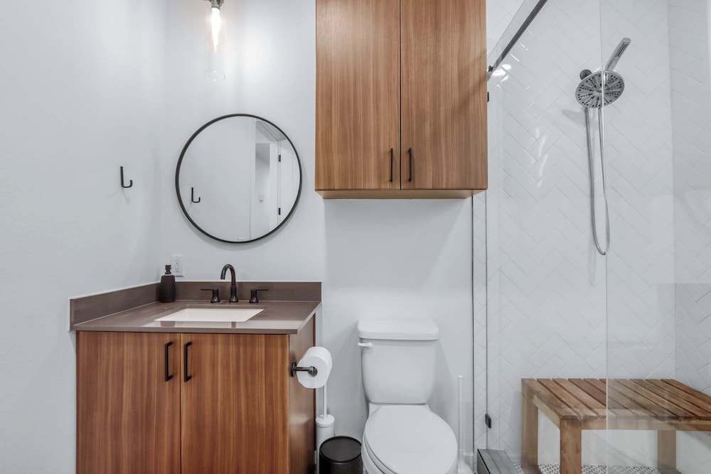 Creekside Modern Condo for 4
