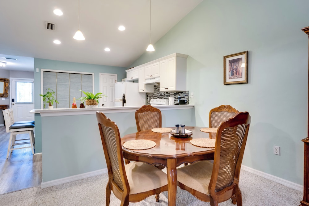 Golf Course Community Home Near Springs & Swimming