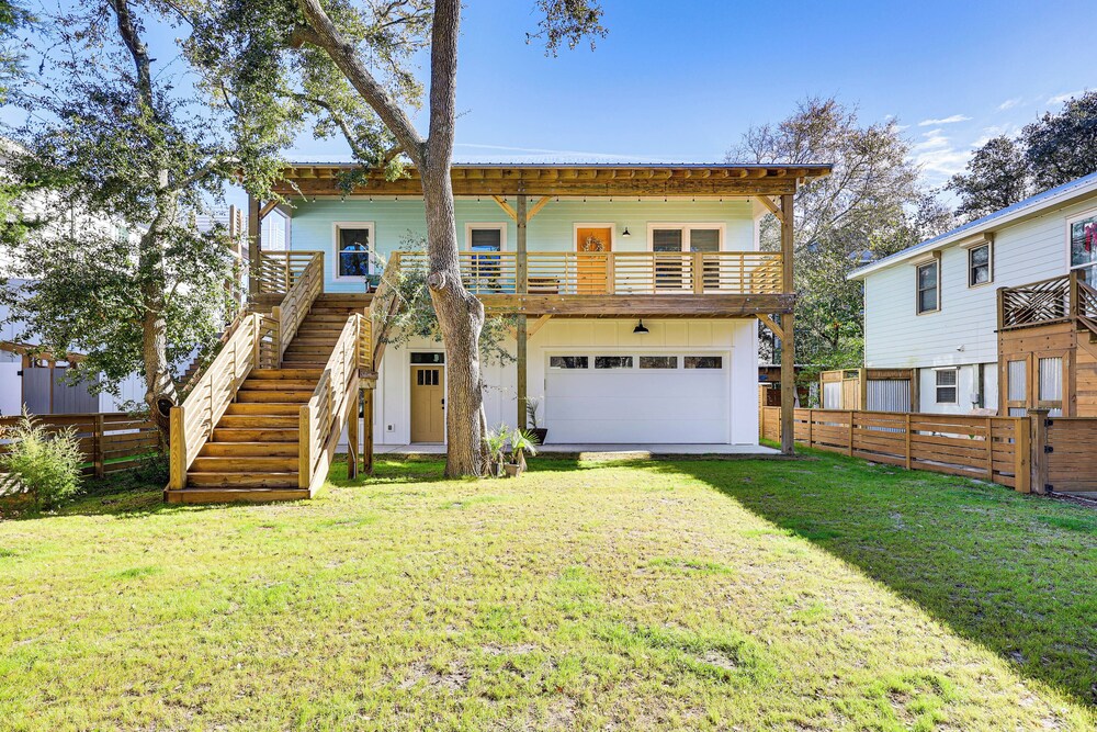 3 Blocks to Beach Access: Coastal Carolina Apt