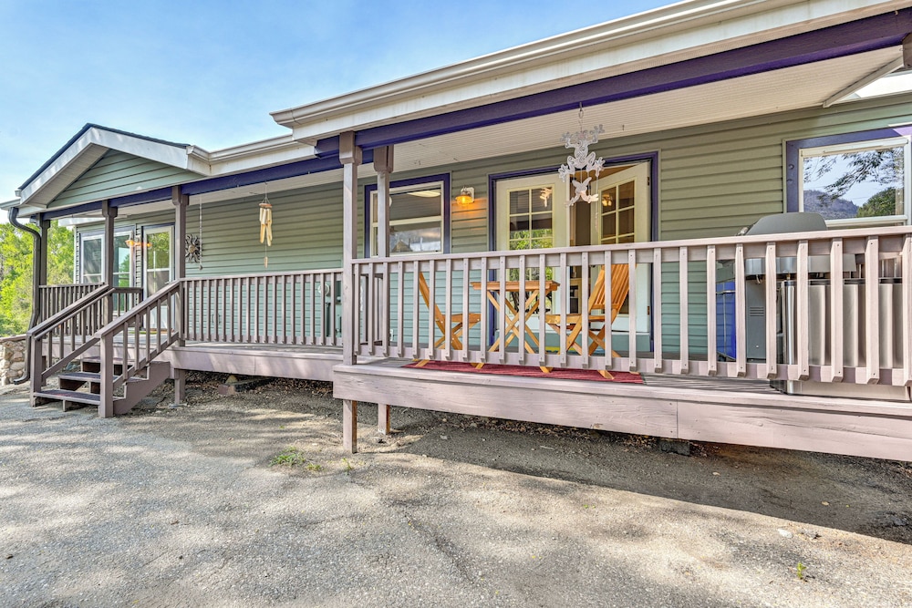 Creekside Buena Vista Retreat: Walk to Main St!