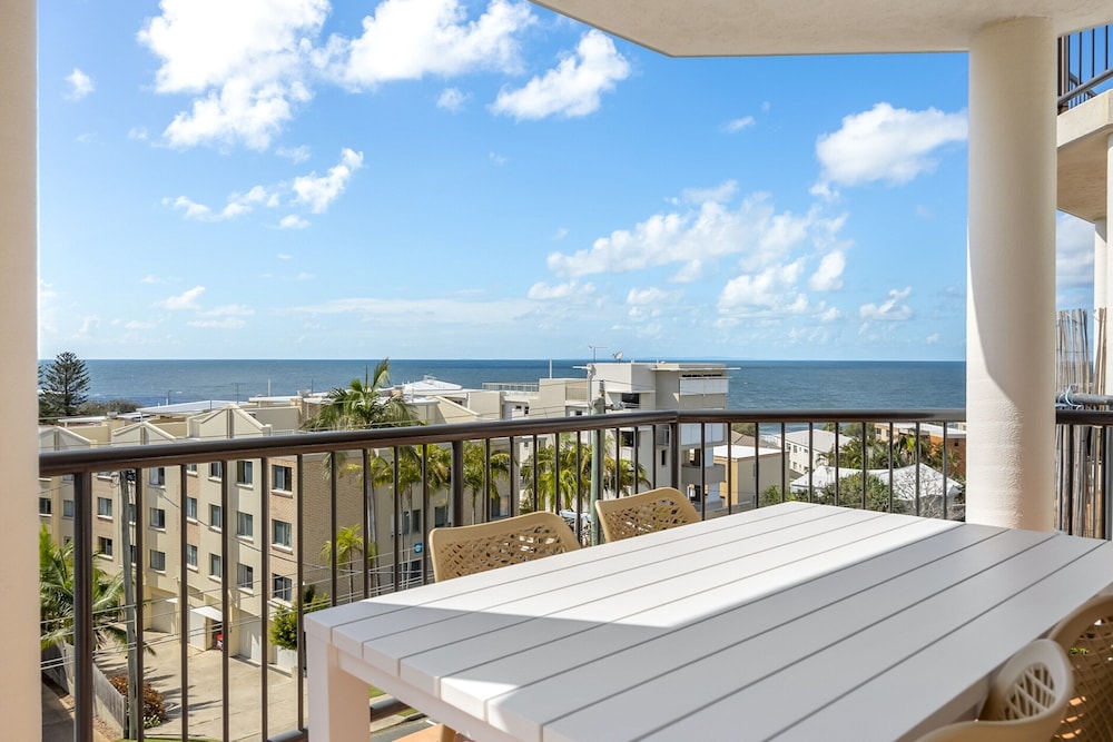 Bright 2-bed Apartment With Stunning Ocean Views