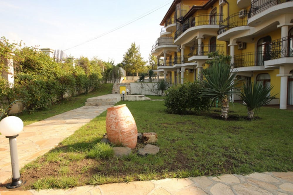 Menada Green Hills Apartments