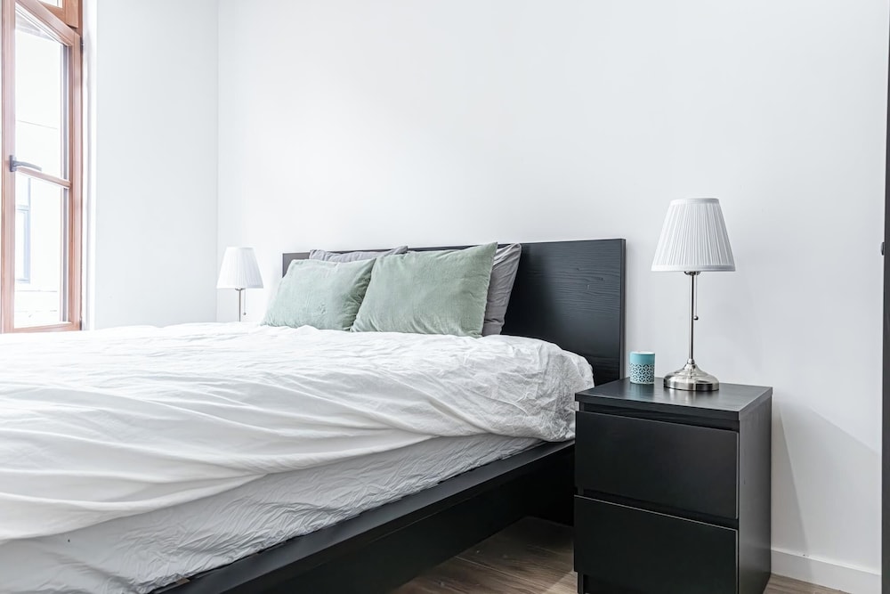 Modern 3BR Apt for 6 with Patio Ghent