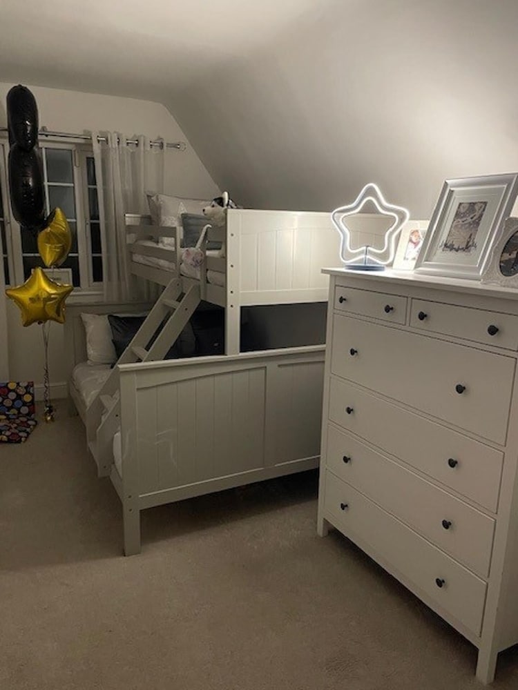 Spacious 5-bed House - Garden, Parking & Bbq